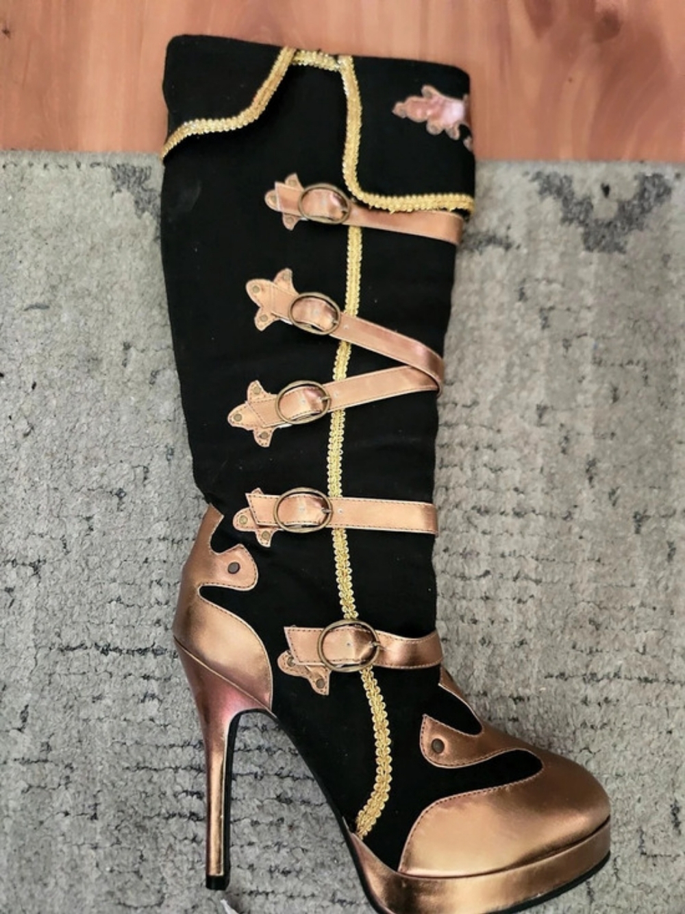 NWT Black & Gold Pirate Platform Heels